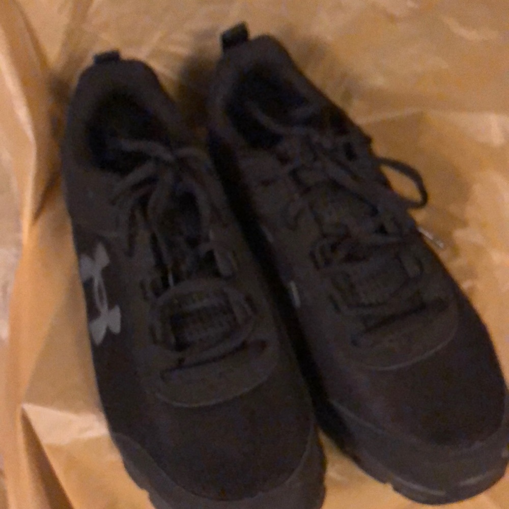 Men’s all black under armour charged assert deluxe foam edition